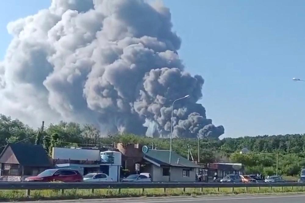 De la fumée s’élève après une attaque par drone ukrainien contre un entrepôt commercial, dans la région de Samara (Russie), le 2 août 2026. - SOCIAL MEDIA VIA REUTERS