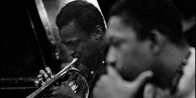 Miles Davis et John Coltrane : le maître et l’apprenti, ou le parcours de deux artistes aux tempos décalés