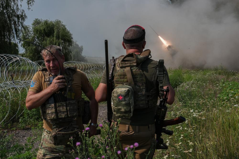 Des soldats ukrainiens tirent en direction de positions de l’armée russe près de la ville de Kramatorsk, sur la ligne de front dans la région de Donetsk (Ukraine), le 4 août 2026. - IRYNA RYBAKOVA/93ᵉ BRIGADE MÉCANISÉE UKRAINIENNE VIA AP