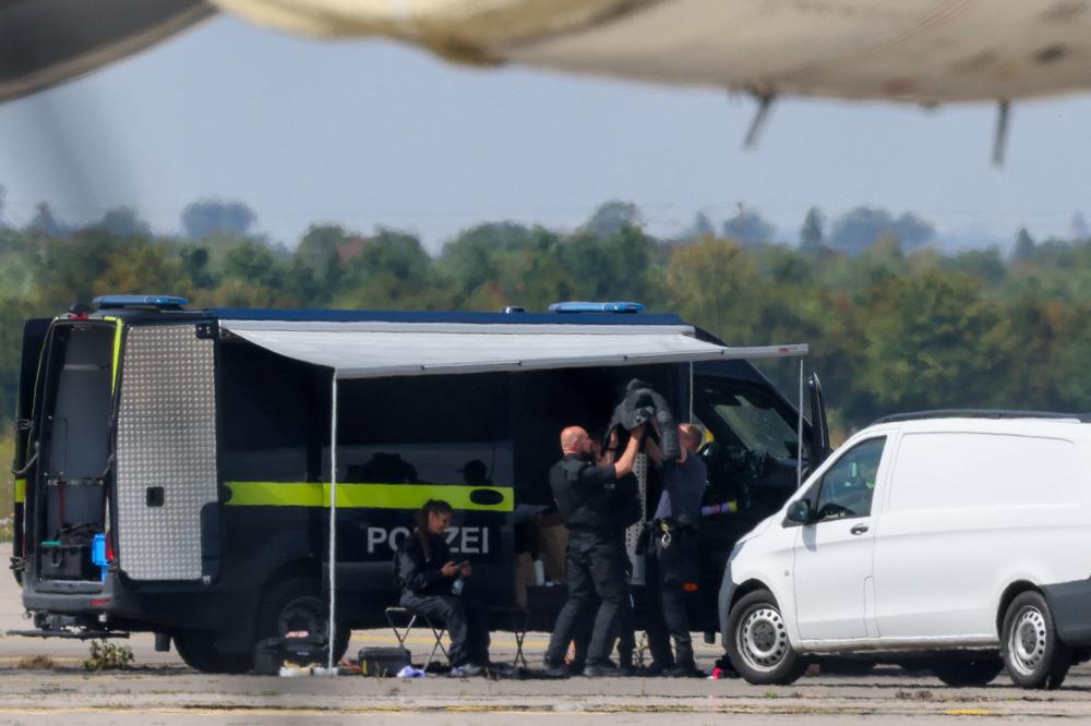 Intervention de la police allemande à la suite de la découverte d’un drone chargé d’explosifs à l’aéroport de Leipzig-Halle, à Schkeuditz (Allemagne), le 5 août 2026. - AXEL SCHMIDT/REUTERS