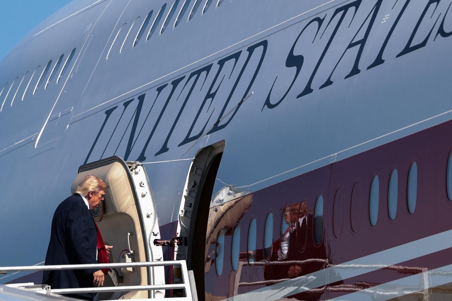 Donald Trump dément toute réduction des stocks d'armements américains et menace de poursuites les médias 'traîtres'.