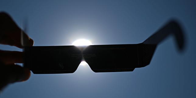 Les lunettes d’observation de l’éclipse solaire déjà en rupture de stock chez certains revendeurs