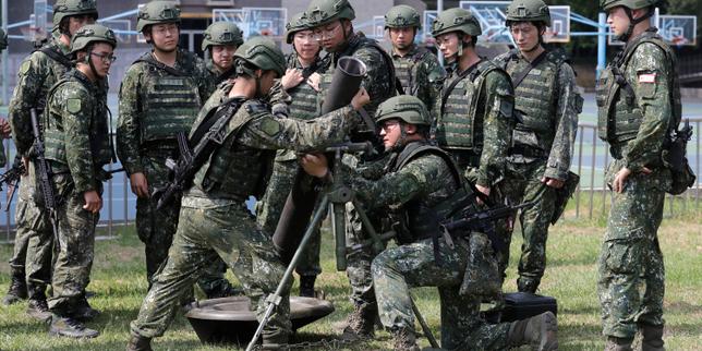 Taïwan lance d’importants exercices militaires et fait le ménage parmi les entreprises chinoises qui tentent de recruter ses talents