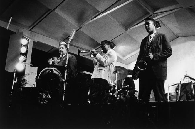 Le sextette de Miles Davis lors du Festival de jazz de Newport (Rhode Island), en juillet 1958. De gauche &agrave; droite&nbsp;: Paul Chambers (derri&egrave;re, &agrave; la contrebasse), Cannonball Adderley (saxophone alto), Miles Davis (trompette), Jimmy Cobb (&agrave; la batterie) et John Coltrane (saxophone t&eacute;nor). - COLLECTION F.DRIGGS/MAGNUM PHOTOS