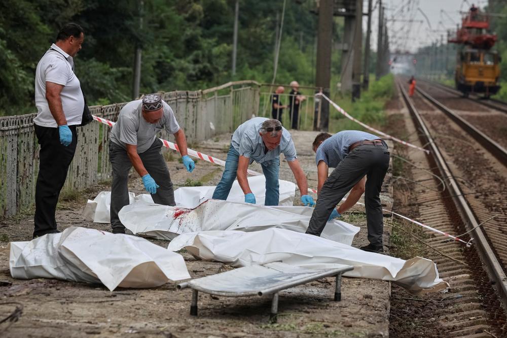 Des corps de personnes tuées dans une gare touchée par une frappe aérienne russe, dans la région de Kiev, le 5 août 2026. - REUTERS
