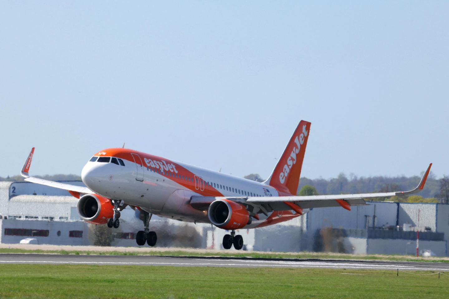 Les hôtesses et stewards d'EasyJet France font grève les 15 et 16 août, menaçant les vols.