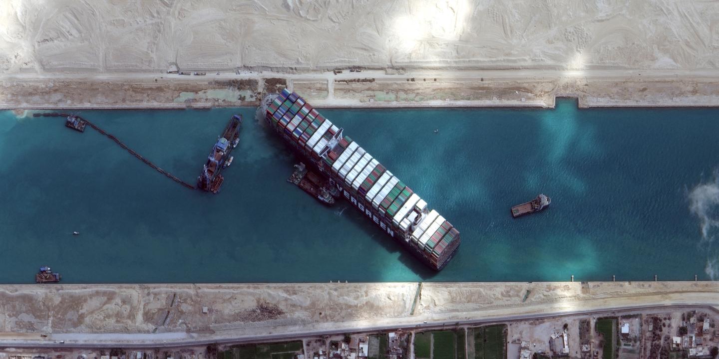 Traverser le canal de Suez, un défi technique qui se paye en centaines de milliers de dollars