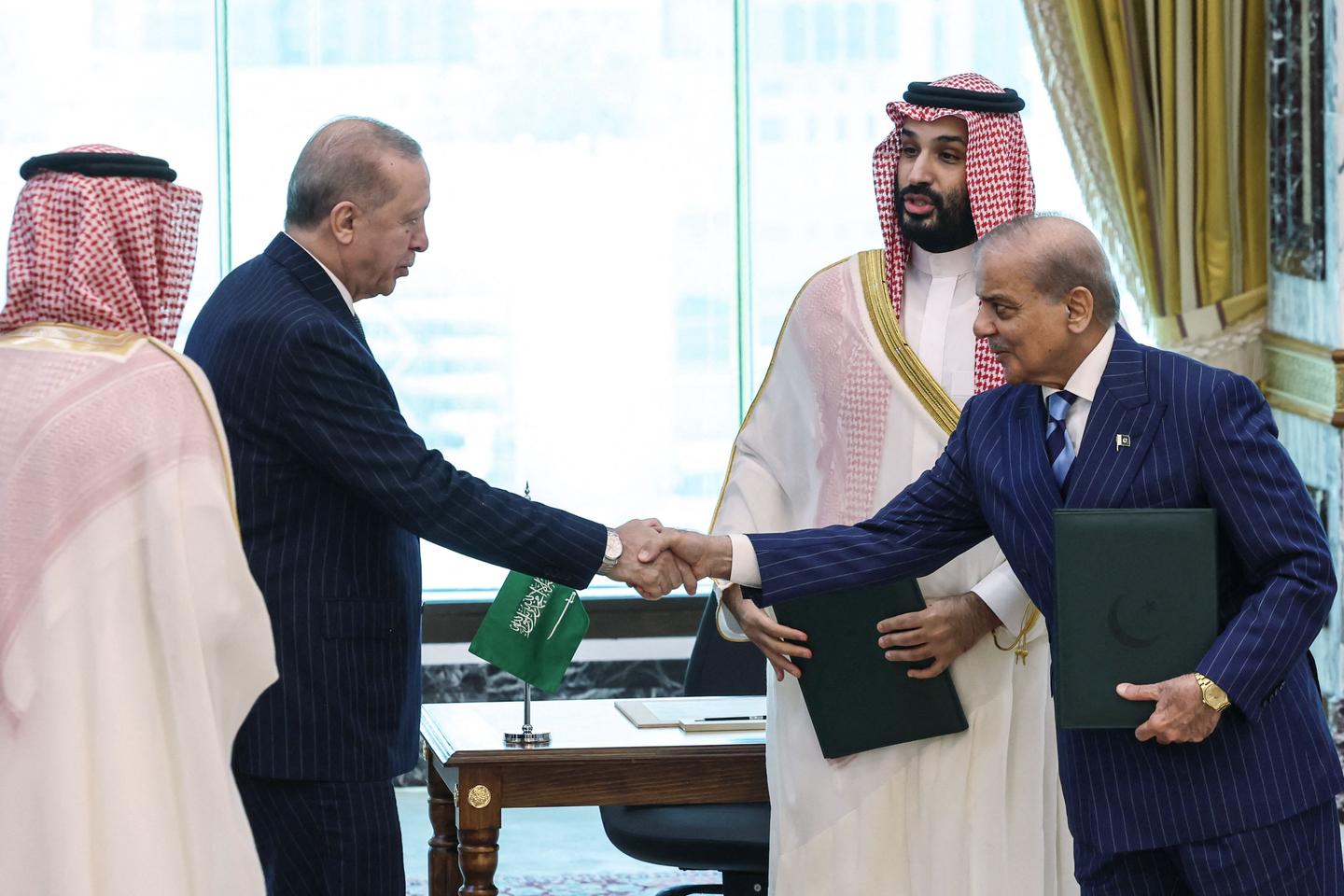 Saudi Arabia, Pakistan and Turkey sign defense pact in Mecca, sending strong message to rivals