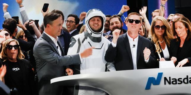 Des employés de SpaceX, après l’introduction de l’entreprise en bourse, à New York, le 12&nbsp;juin&nbsp;2026. 