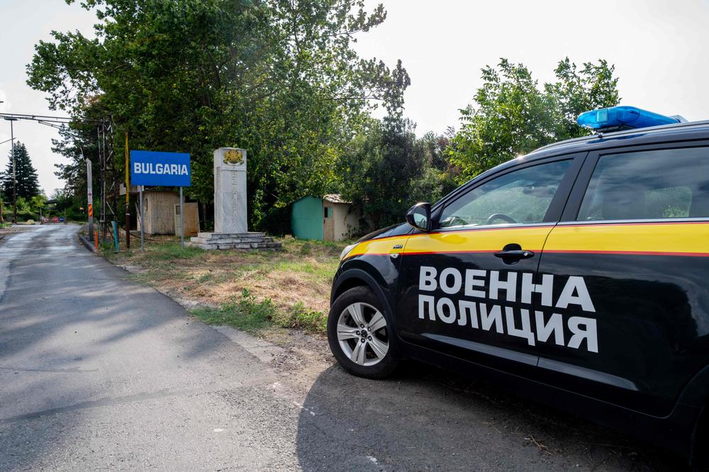 Une voiture de la police militaire bulgare est garée près du site où un drone ayant pénétré en Bulgarie a explosé, à proximité du poste-frontière de Kardam, entre la Bulgarie et la Roumanie, le 8 août 2026. - MIHAIL IVANOV/AFP