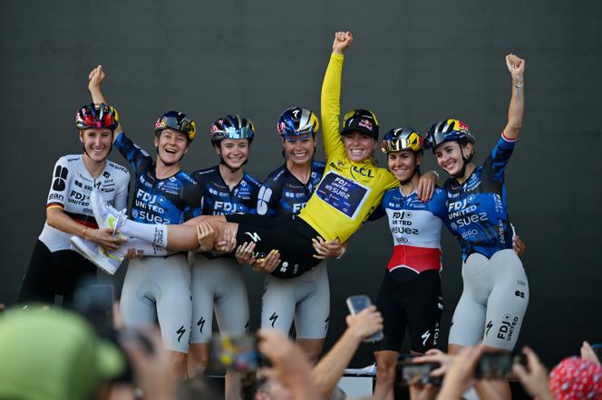 Demi Vollering, au centre, et ses coéquipières célèbrent la victoire sur le Tour de France, à Nice, le 9 août 2026. - Philippe Magoni/AP