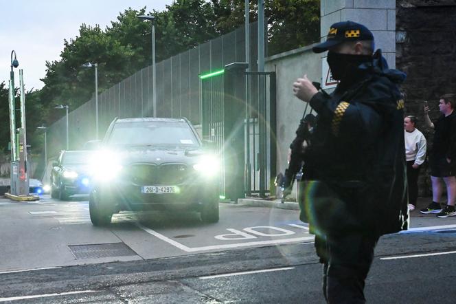 Des véhicules transportant Daniel Kinahan quittent la Cour pénale spéciale de Dublin après son inculpation, le 9 août 2026. - Natalia Campos/REUTERS