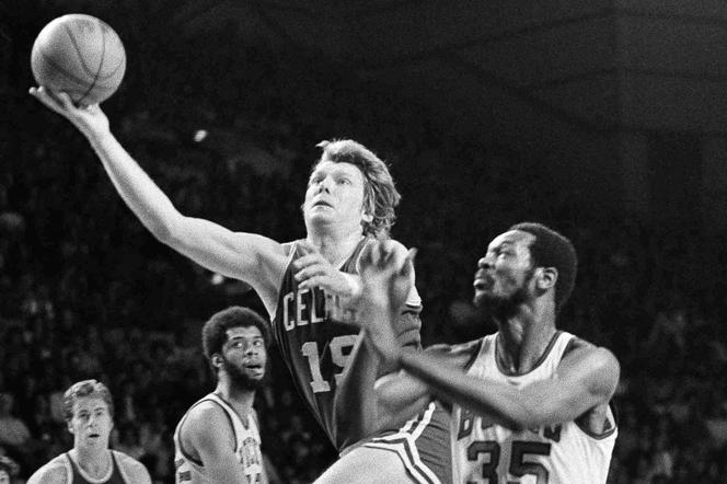 Don Nelson des Boston Celtics, au centre, lors d’un match à Milwaukee (Wisconsin), le 12 mai 1974. - AP