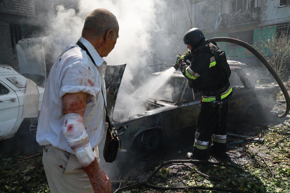 Des secouristes tentent d’éteindre un incendie qui ravage un immeuble résidentiel et des voitures après un bombardement aérien russe, à Zaporijia (Ukraine), le 10 août 2026. - KATERYNA KLOCHKO/AP