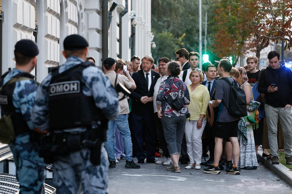 Le chef de Iabloko, Nikolaï Rybakov, auprès de soutiens après l’audience de la Cour suprême qui a interdit sa formation politique de participer aux élections législatives, le 10 août 2026, à Moscou. - YULIA MOROZOVA / REUTERS