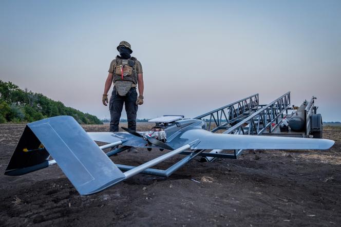 Un drone de frappe ukrainien utilisé pour des opérations de frappe en profondeur contre des positions russes en Crimée, dans un lieu tenu secret en Ukraine, le 6 août 2026.  - Dan Bashakov/AP Photo
