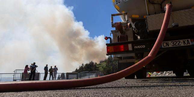 L’incendie dans la Drôme « poursuit sa progression lente » ; le feu en Lozère est désormais fixé