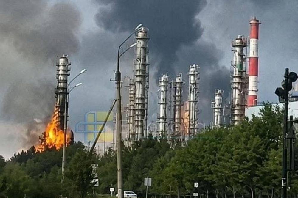 Une image diffusée par le média ukrainien Nexta live montre ce qui serait le complexe pétrochimique de Tobolsk-Neftekhim de Tobolsk, dans l’oblast de Tioumen, touché par des frappes ukrainiennes le 10 aoîut 2026. - NEXTA LIVE VIA TELEGRAM