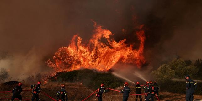 En Grèce, un nouvel incendie se déclare au sud-est d’Athènes, attisé par de forts vents