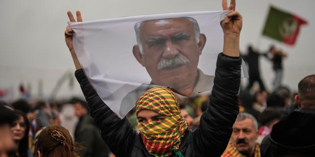La Turquie adopte une loi historique sur la réintégration des combattants du PKK ; le sort d’Abdullah Öcalan reste à régler