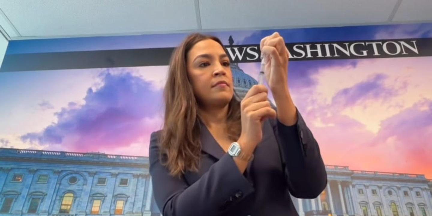 Alexandria Ocasio-Cortez, figure de la gauche américaine, partage son parcours de congélation d’ovocytes sur Instagram et veut « normaliser » le débat sur la fertilité