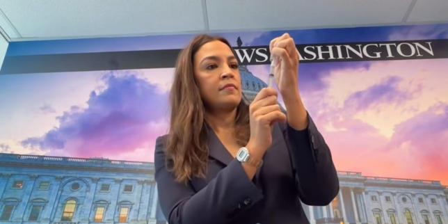 Alexandria Ocasio-Cortez, figure de la gauche américaine, partage son parcours de congélation d’ovocytes sur Instagram et veut « normaliser » le débat sur la fertilité