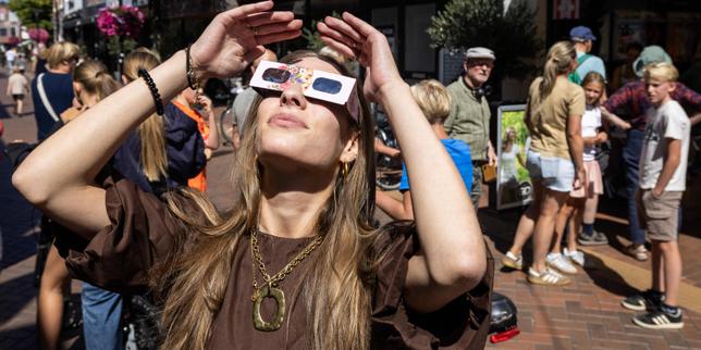 Les files d’attente s’allongent devant les vendeurs de lunettes d’observation de l’éclipse solaire