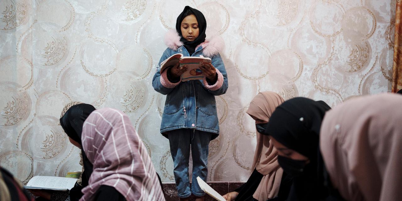 En banlieue nord de Kaboul, à Kotal-e Khair Khana, Azada*, 22 ans, donne cours à une quinzaine de jeunes filles chaque matin de 8h à midi dans le salon de l’appartement que sa grand-mère, elle-même ancienne institutrice, loue pour l’occasion. (*le prénom a été modifé)