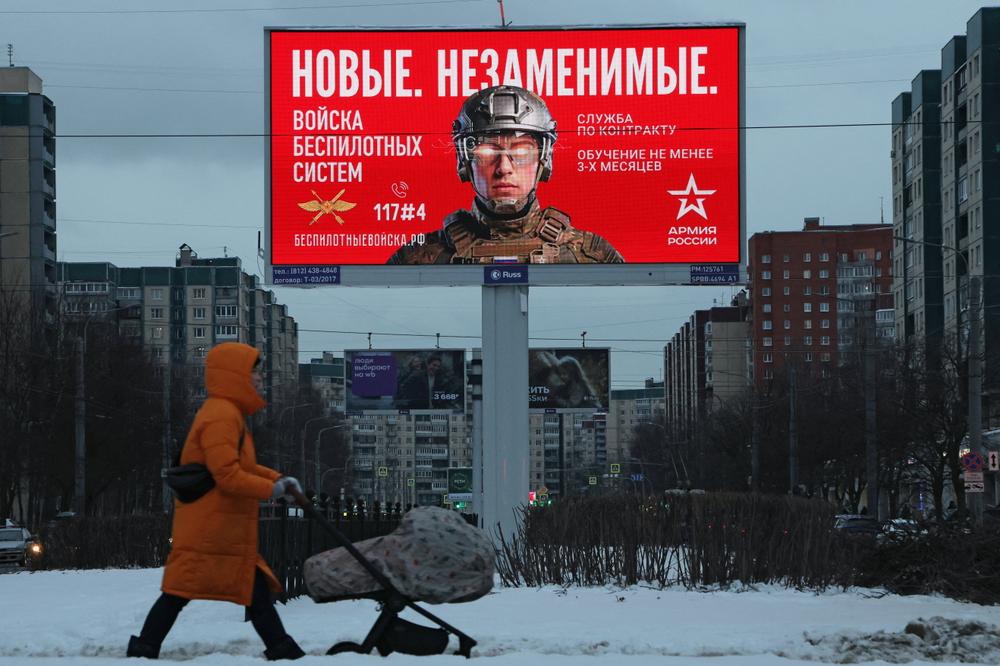 Une affiche de recrutement de l’armée russe à Saint-Pétersbourg (Russie), le 21 janvier 2026. - ANTON VAGANOV/REUTERS