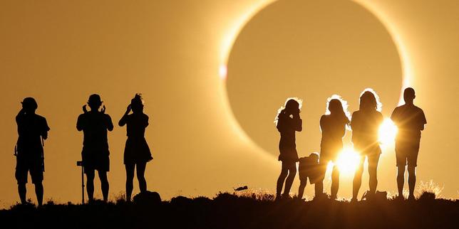 Eclipse solaire : les photos de ce rare spectacle qui a émerveillé des millions de personnes à travers le monde