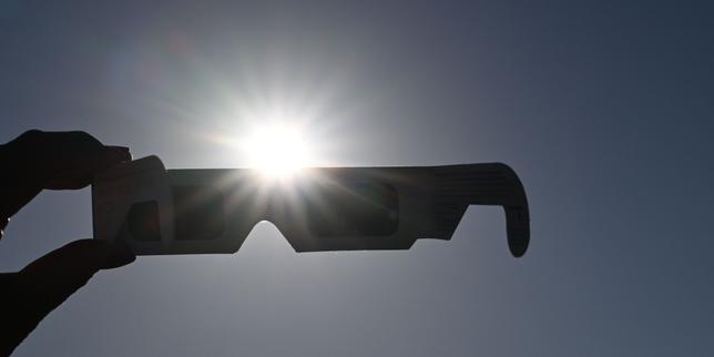 EN DIRECT, éclipse solaire : le phénomène commence en France métropolitaine ; suivez-le avec nos journalistes