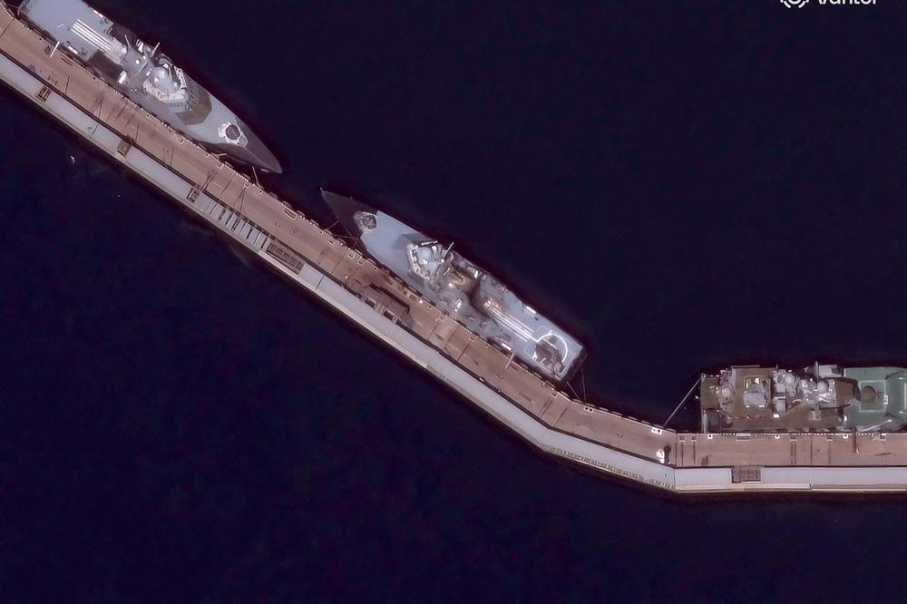 Image par satellite d’un navire de patrouille russe fortement endommagé à la suite de frappes ukrainiennes, à Novorossiisk (Russie), le 12 août 2026. - VANTOR VIA AFP