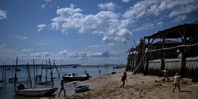 Après les incendies, la Gironde tente de sauver sa saison touristique