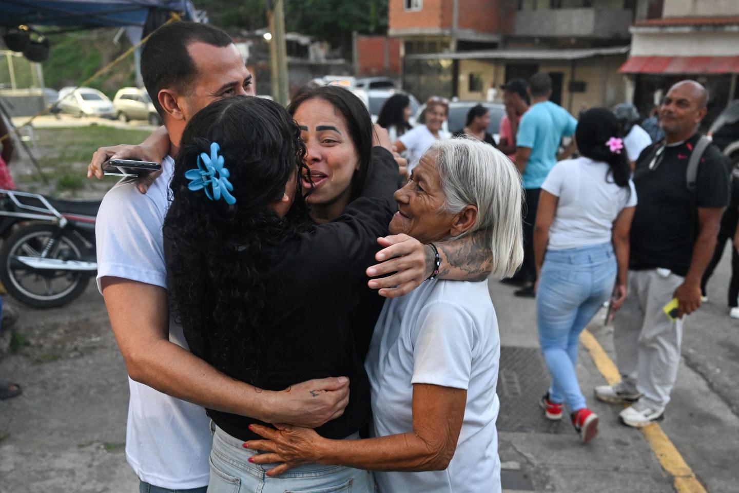 Una donna abbraccia i familiari dopo essere stata liberata dalla prigione El Rodeo I, a Guatire, in Venezuela
