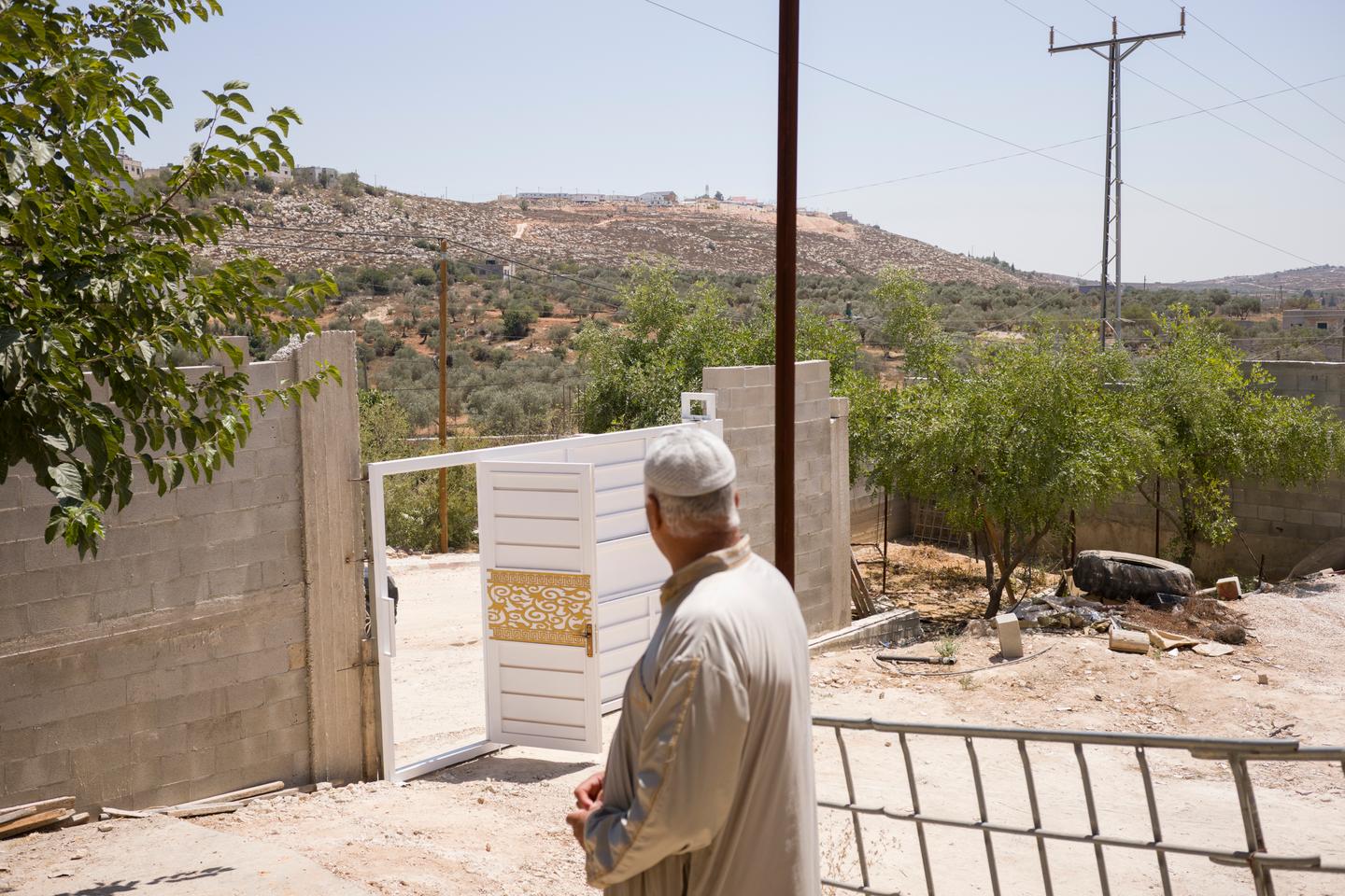 West Bank settlers besieging Palestinian homes hand Israel's army a humiliation