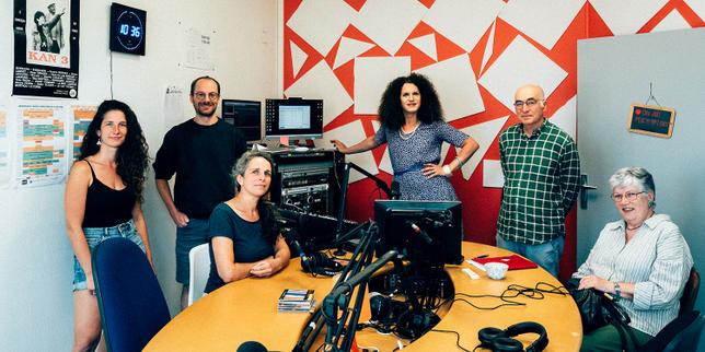 Dans le studio de RKB, à Rostrenen (Côtes-d’Armor), en juillet 2026, de gauche à droite, les journalistes Typhaine Léon et Morgan Large (assise), le coordinateur Padrig Feroc, la présidente de la radio Anna Turluc’h, l’ancien président Jean-Pierre Deredel, et Eliane Le Rudulier, ancienne trésorière. 