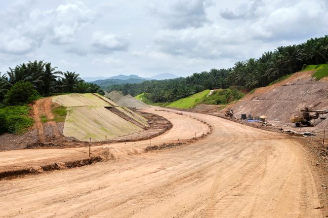 Construction de la Pan Borneo Highway Sabah, une autoroute qui reliera l’Ouest et l’Est de l’Etat de Sabah à Bornéo, en Malaisie, le 10 juillet 2026. - MYR MURATET POUR « LE MONDE »