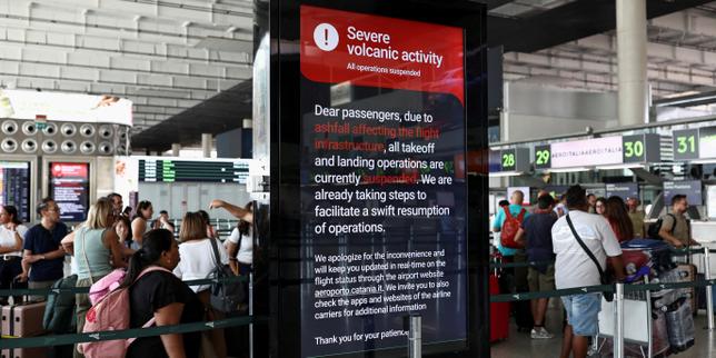 En Sicile, l’éruption de l’Etna provoque l’annulation de plus de 1 000 vols à l’aéroport de Catane et bloque des dizaines de milliers de voyageurs