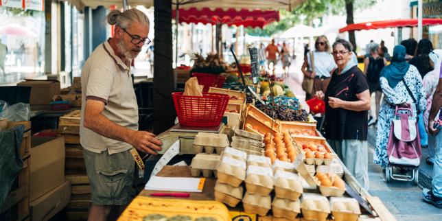 Au marché du cours Lafayette, à Toulon, le 14 août 2026.