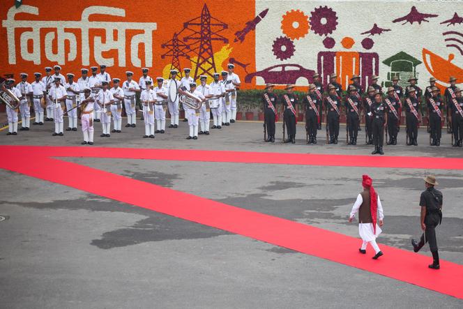 Le premier ministre indien Narendra Modi passe en revue une garde d’honneur lors des célébrations de la fête de l’Indépendance au Fort Rouge de Delhi, en Inde, le 15 août 2026.
