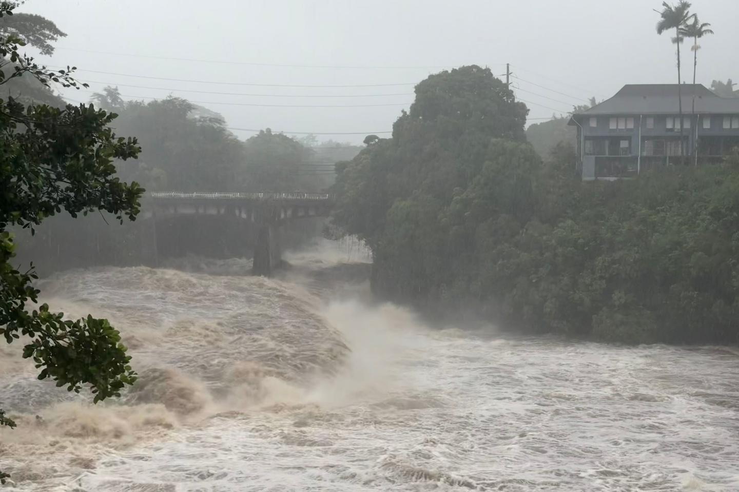 Fuertes lluvias y cortes de electricidad: el huracán Lala amenaza Hawái