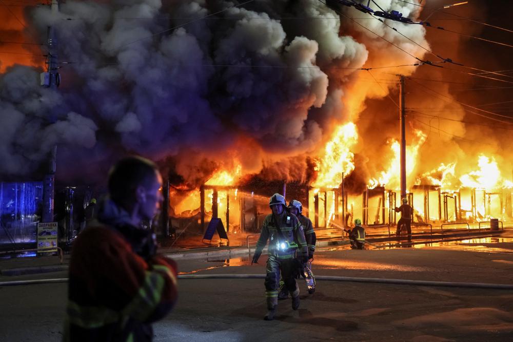 Après une frappe de missile contre un marché aux livres, à Kiev, le 16 août 2026. - GLEB GARANICH/REUTERS