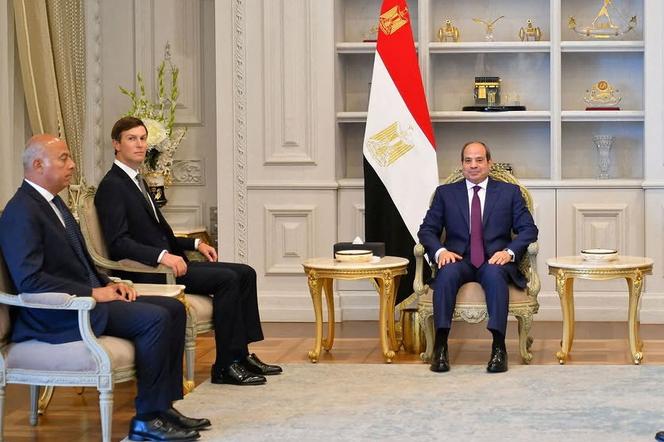 Jared Kushner (2ᵉ à gauche) lors de sa rencontre avec le président égyptien, Abdel Fattah Al-Sissi, à El-Alamein (Egypte), le 16 août 2026.