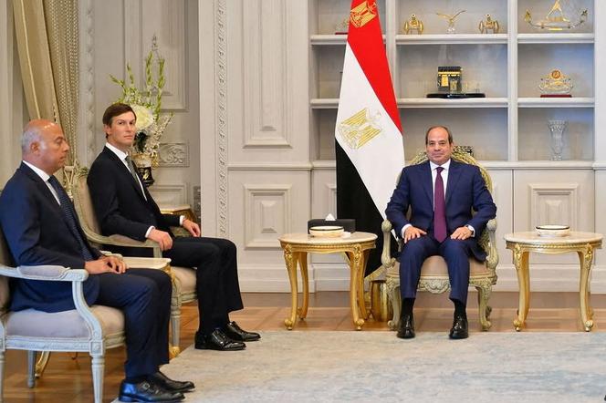 Jared Kushner (second from left), during his meeting with Egyptian President Abdel Fattah Al-Sissi (center), in El-Alamein (Egypt), August 16, 2026.