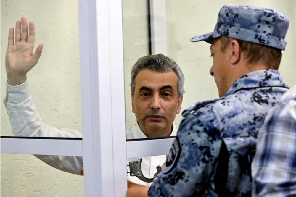 Le politicien Lev Shlossberg, lors de sa condamnation au tribunal de Pskov (Russie), le 17 août 2026. - OLGA MALTSEVA/AFP