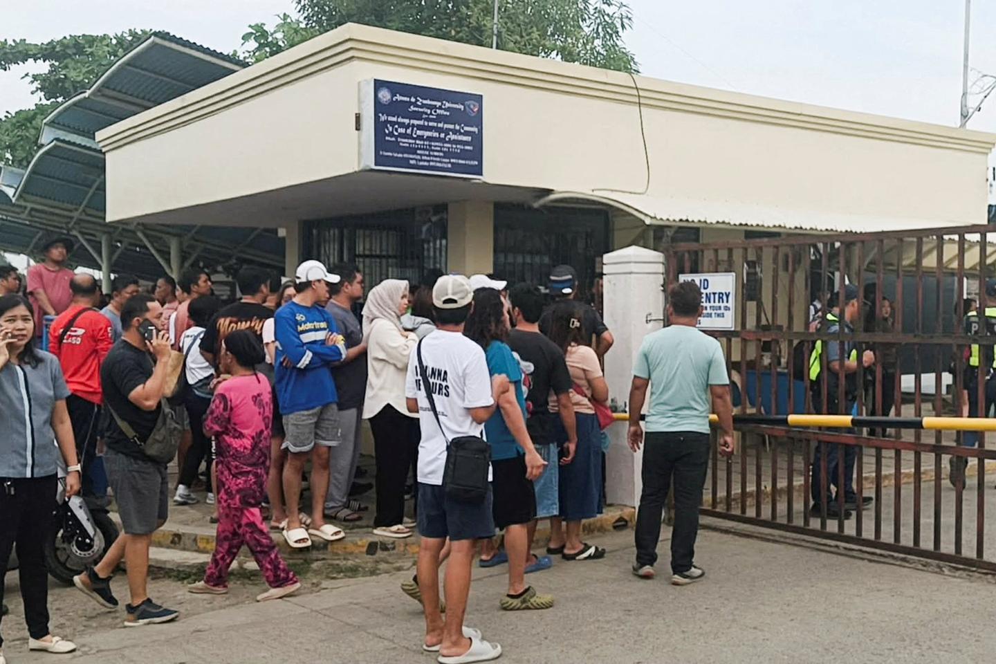 En Filipinas, un ataque armado retransmitido en directo deja dos muertos en un instituto; el atacante se suicidó