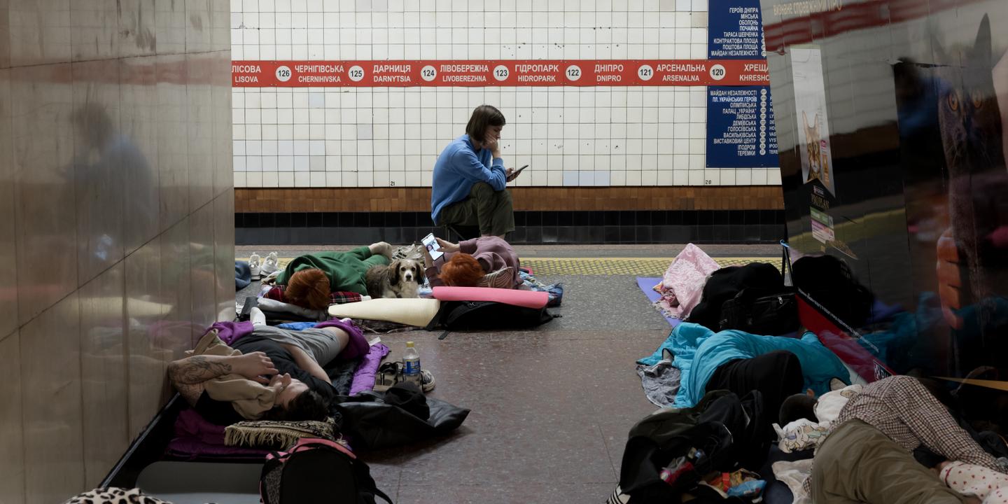 Guerre en Ukraine : ces habitants de Kiev qui dorment dans le métro même quand il n’y a pas de frappes