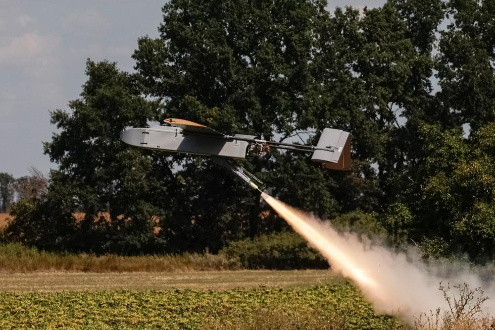 Un drone d’attaque de taille moyenne FP-2, après son lancement par des militaires des forces de systèmes sans pilote, dans l’oblast de Kharkiv (Ukraine), le 16 août 2026. - SOFIIA GATILOVA/REUTERS