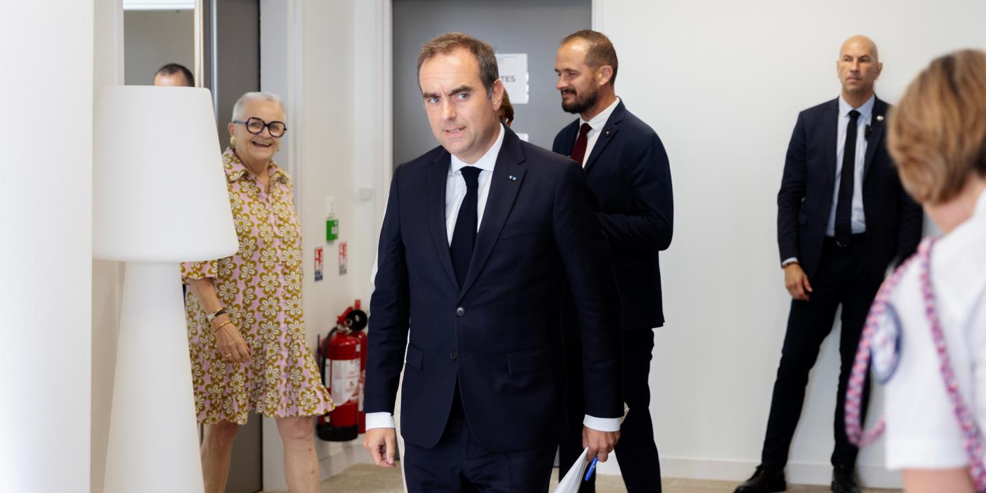 https://img.lemde.fr/2026/08/18/516/0/4500/2250/1440/720/60/0/ad0882c_upload-1-fn0cbamlqrp9-mfache-17082026-le-monde-deplacement-lecornu-en-gironde-france-ii-001.jpg
