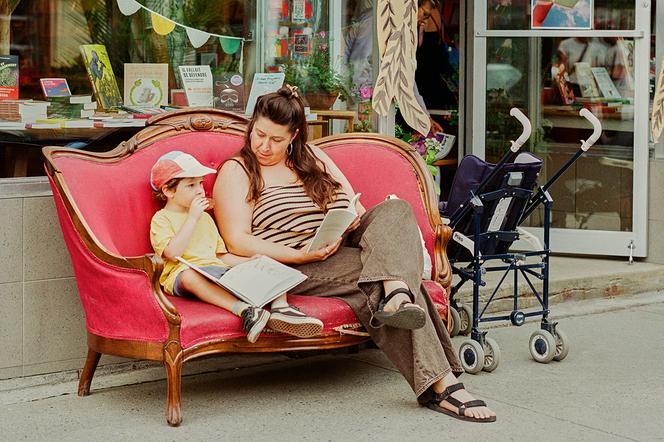 Devant la librairie Un livre &agrave; soi, pendant la journ&eacute;e sp&eacute;ciale &laquo;&nbsp;Le&nbsp;12&nbsp;ao&ucirc;t, j&rsquo;ach&egrave;te un livre qu&eacute;b&eacute;cois&nbsp;!&nbsp;&raquo;, &agrave;&nbsp;Montr&eacute;al, en ao&ucirc;t 2026. - OUMAYMA BEN TANFOUS POUR M LE MAGAZINE DU MONDE